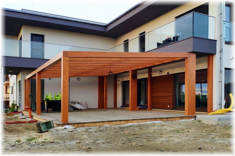 Moderní masivní pergola ke zdi 620/1350